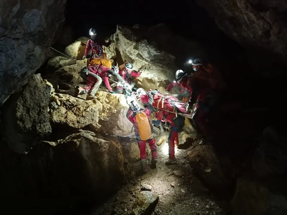 La UME realiza unas jornadas de espeleosocorro en varias simas de Ramales de la Victoria