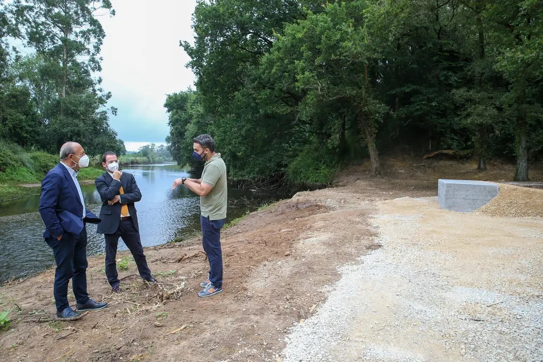 El consejero de Turismo y el alcalde de Ribamont&aacute;n al Monte en el embarcadero de la r&iacute;a de Cubas