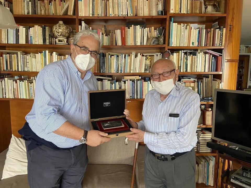El presidente del Colegio de M&eacute;dicos de Cantabria, Javier Hern&aacute;ndez de Sande, entegando la placa a Manuel de la Sierra