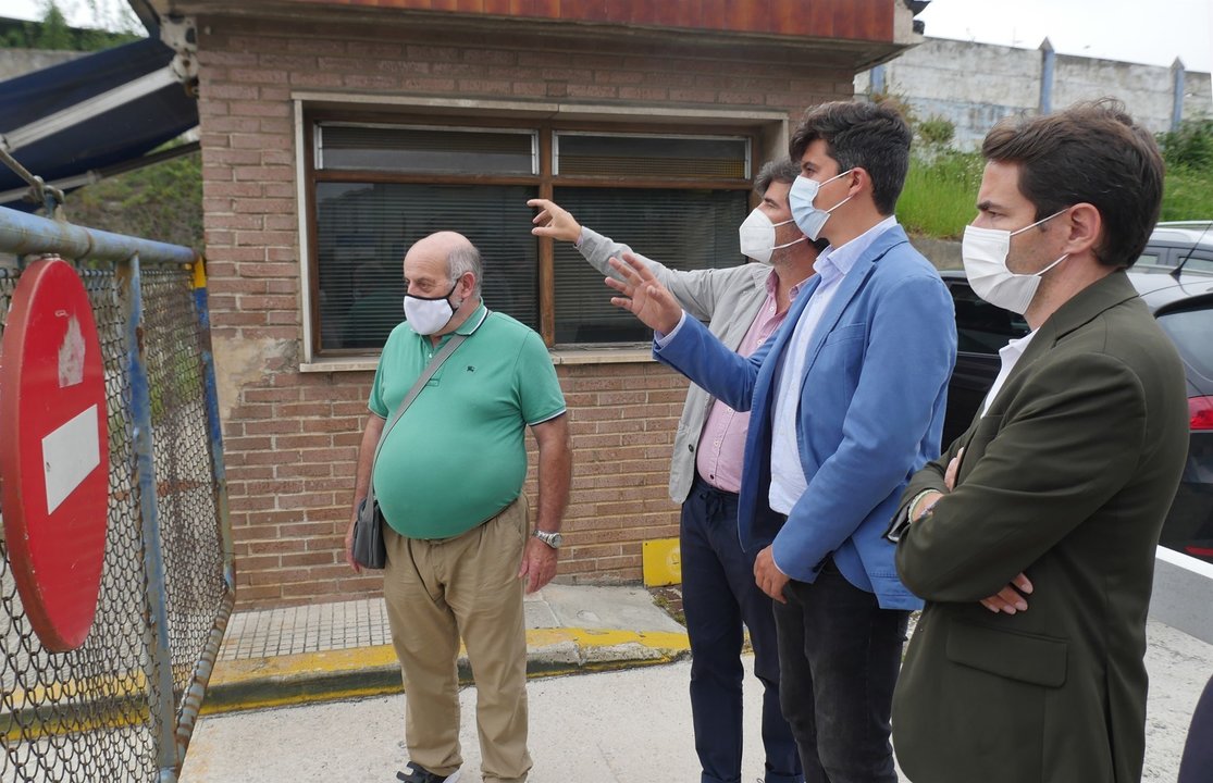 El secretario general del PSOE de Santander, Pedro Casares, y miembros del grupo municipal socialista junto a vecinos visitan las antiguas cocheras del TUS