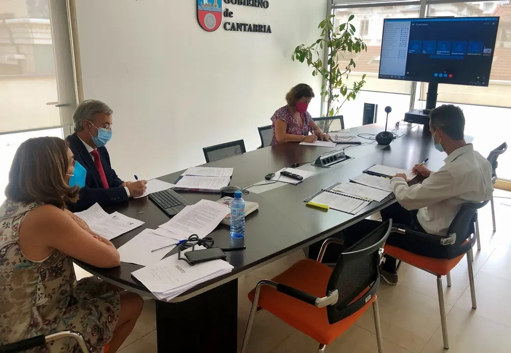 La consejera de Presidencia, Interior, Justicia y Acci&oacute;n Exterior, Paula Fern&aacute;ndez Via&ntilde;a, preside la reuni&oacute;n del Consejo Rector del Centro de Estudios de la Administraci&oacute;n P&uacute;blica Regional de Cantabria (CEARC).