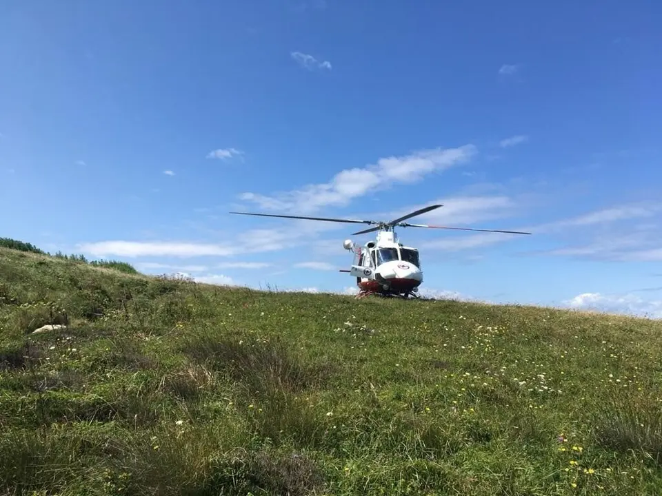 El helic&oacute;ptero del Gobierno de Cantabria realiza un rescate en los acantilados entre Suances y Tagle.