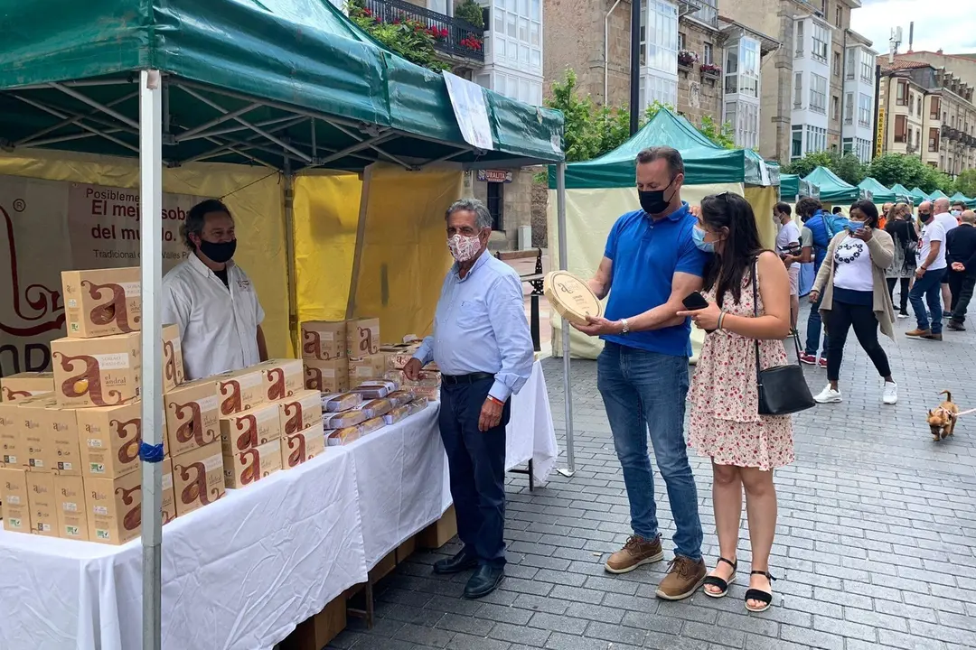 El presidente de Cantabria, Miguel &Aacute;ngel Revilla, y el consejero de Desarrollo Rural, Ganader&iacute;a, Pesca, Alimentaci&oacute;n y Medio Ambiente, Guillermo Blanco, visitan el Mercado Campurriano.