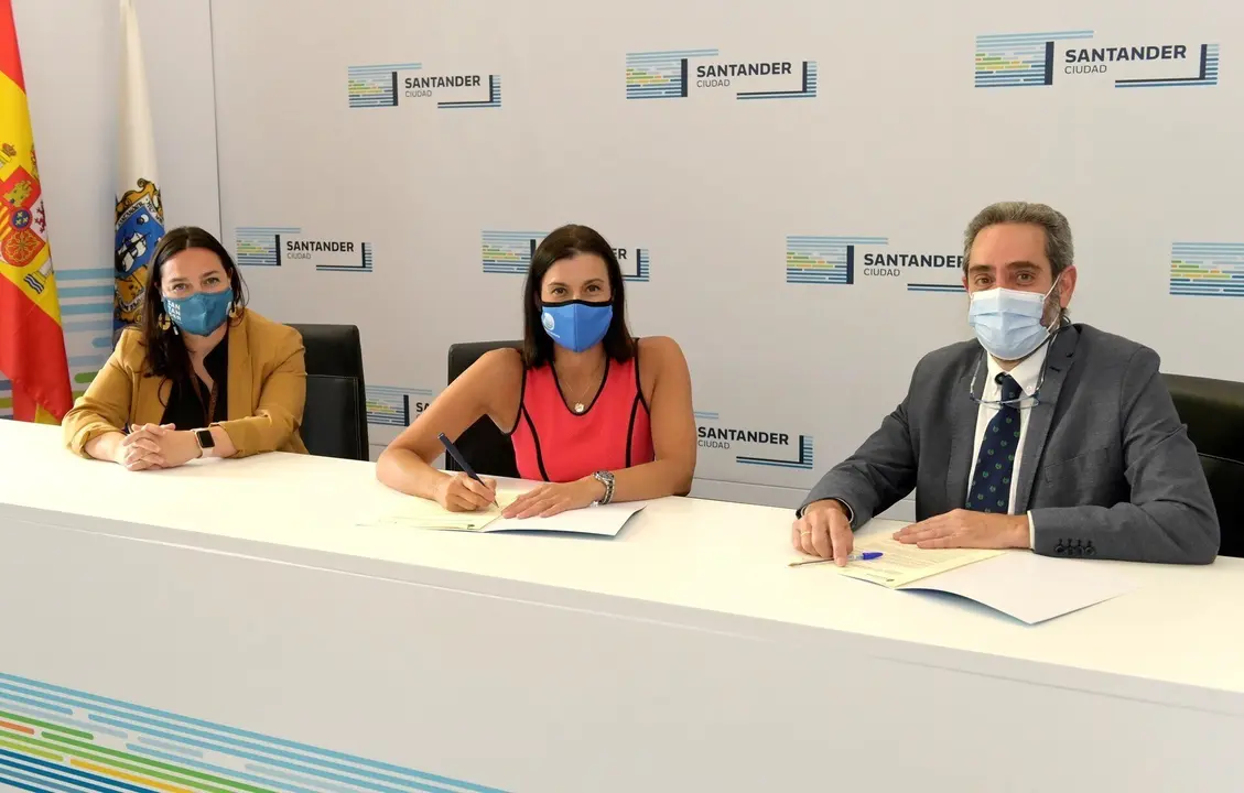 Firma del convenio del Ayuntamiento de Santander y el Colegio de Veterinarios de Cantabria.