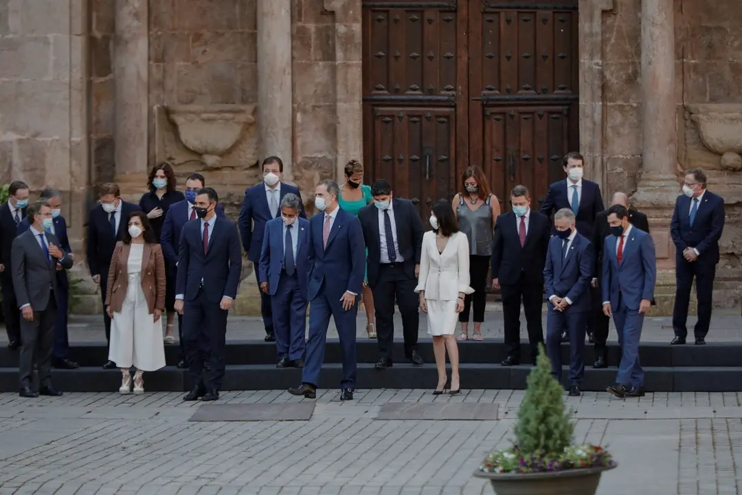 Archivo - El presidente del Gobierno, Pedro S&aacute;nchez (3i); el Rey Felipe VI (4i) y la presidenta del Senado, Pilar Llop (5i) en el centro de la imagen tras realizarse la foto de familia de los asistentes a la XXI Conferencia de Presidentes realizada frente