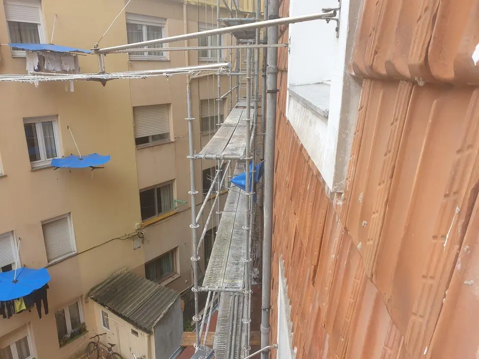 Archivo - Andamios para la rehabilitaci&oacute;n de un edificio
