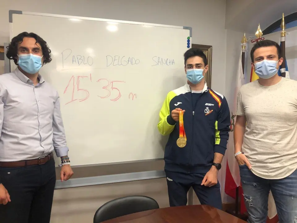 El alcalde de Astillero, Javier Fern&aacute;ndez Sober&oacute;n, y el concejal de Deportes, Alejandro Hoz, reciben al atleta Pablo Delgado.