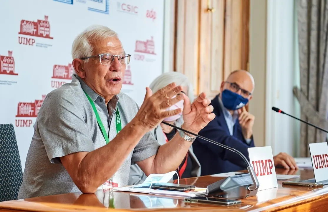El Alto Representante de la Uni&oacute;n para Asuntos Exteriores y Pol&iacute;tica de Seguridad, Josep Borrell; la vicesecretaria general de la UIMP, Carmen Losa, y el exprimer ministro italiano Enrico Letta
