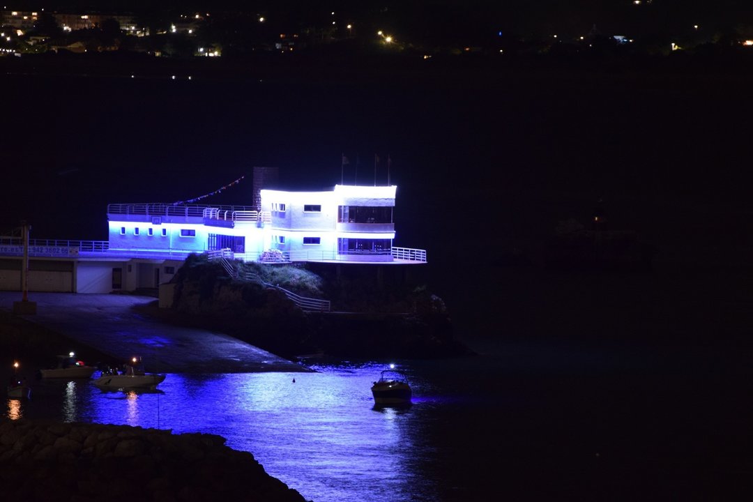 La isla de la Torre iluminada con el color azul de Santander