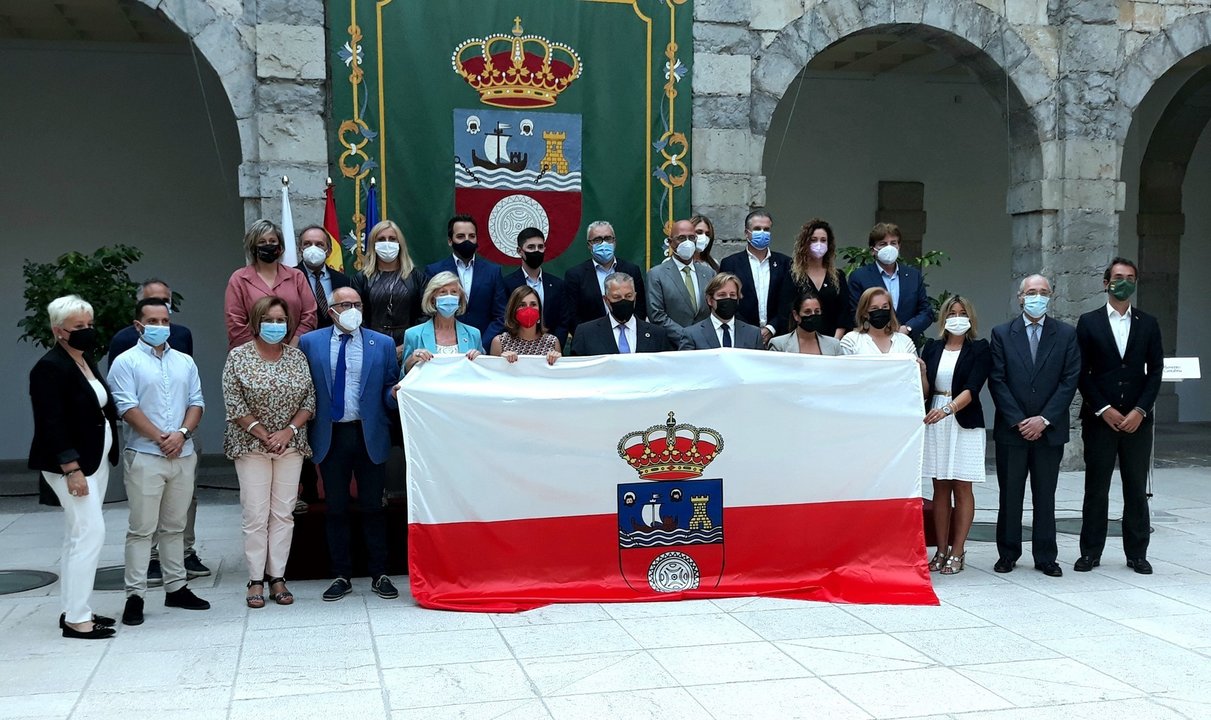 Entrega al alcalde de Reocín, Pablo Diestro, de la bandera de Cantabria que se izará en Día de las Instituciones.