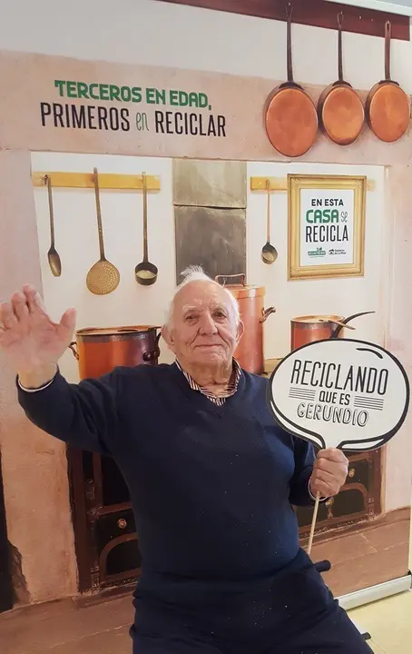 Participante del proyecto 'Terceros en edad, primeros en reciclar'.- Archivo