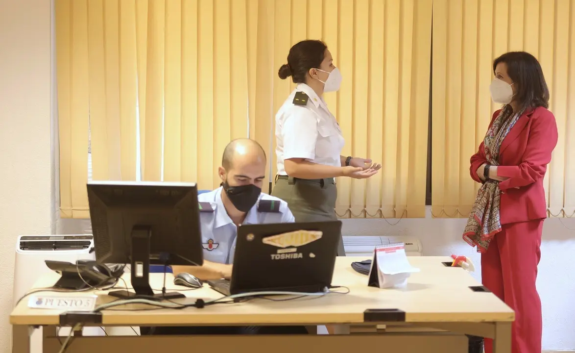 La teniente y psic&oacute;loga del equipo de rastreo de la Secci&oacute;n de Vigilancia Epidemiol&oacute;gica de la Base A&eacute;rea de Torrej&oacute;n, Mar&iacute;a Quevedo, conversa con la ministra de Defensa, Margarita Robles