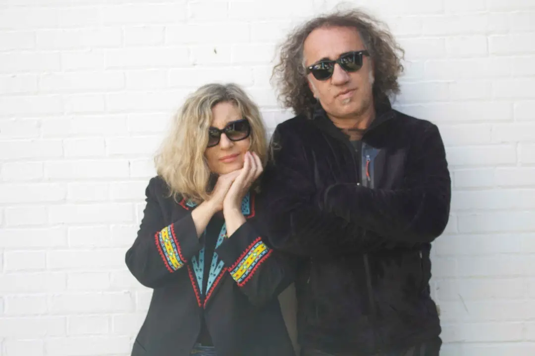 Mar&iacute;a Monson&iacute;s y Teo Cardalda, integrantes de la banda C&oacute;mplices