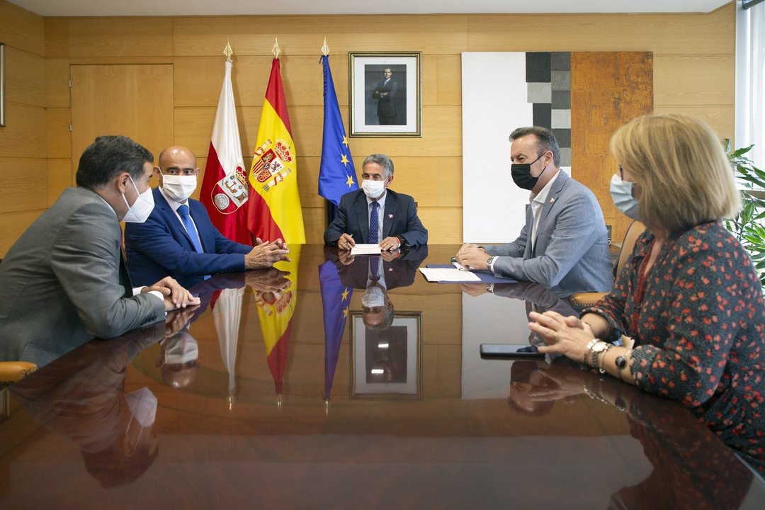 El presidente de Cantabria, Miguel Ángel Revilla, y el consejero de Desarrollo Rural, Guillermo Blanco, se reúnen con Tomás Castillo, gerente de Amica, y representantes de la Fundación Repsol.