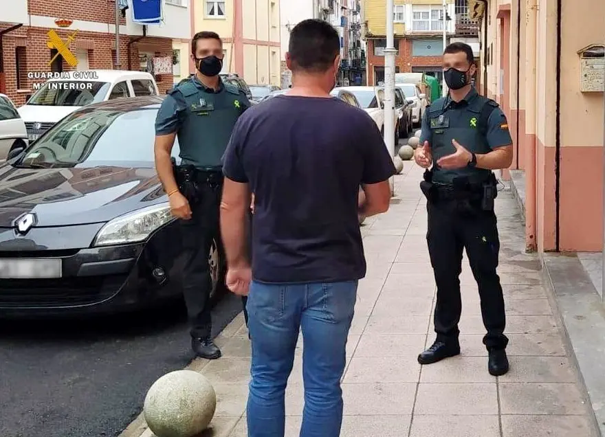 Los agentes con el investigado