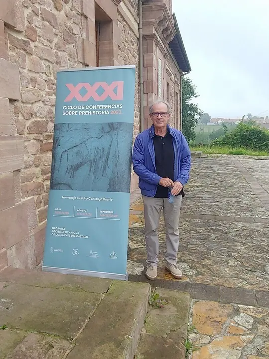 El prehistoriador Adolfo Rodr&iacute;guez en el ciclo de Puente Viesgo