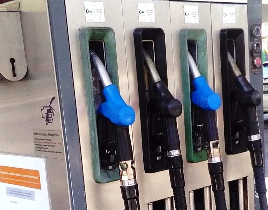 Archivo - Sutidores de gasolina
