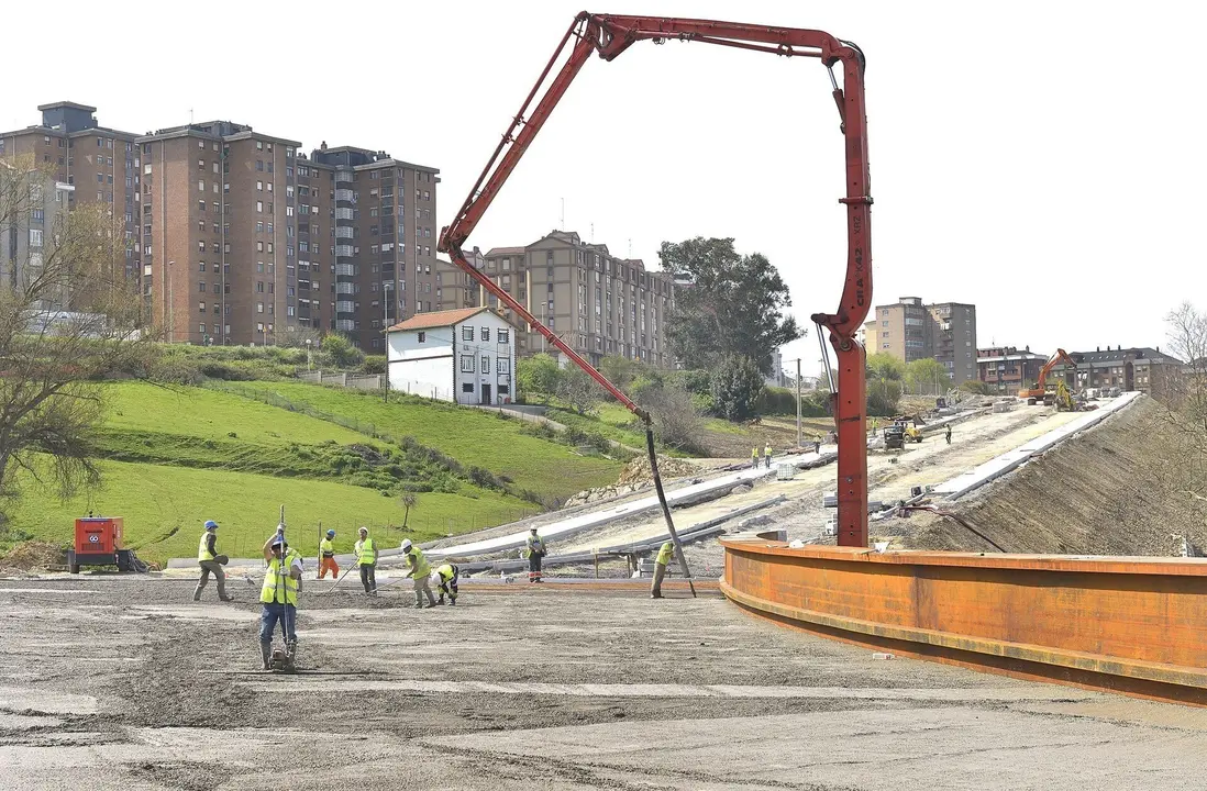 Archivo - Hormigonado puente S-20-Los Castros. Obras. Construcci&oacute;n. Infraestructuras. Gr&uacute;a