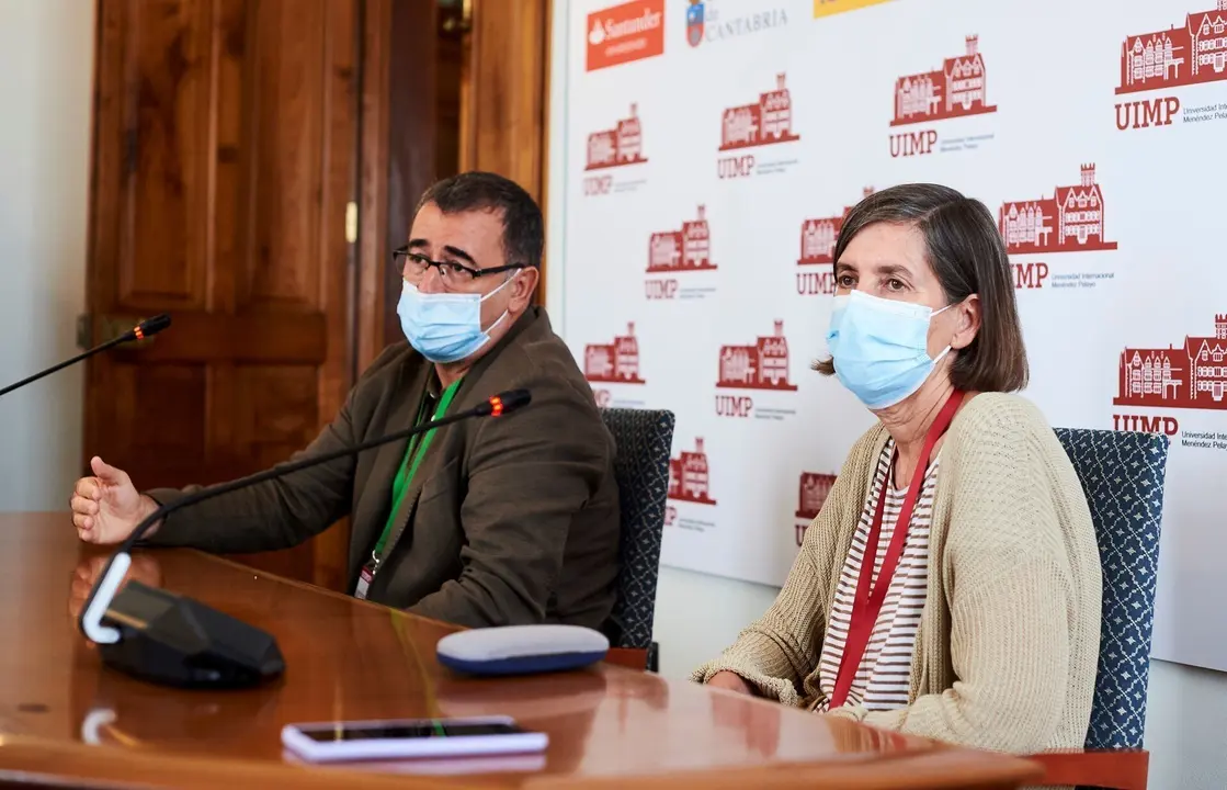 El catedr&aacute;tico Xavier Bonal y la rectora de la UIMP, Mar&iacute;a Luz Mor&aacute;n, en rueda de prensa.