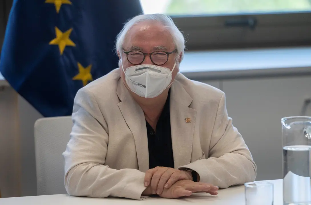 El ministro de Universidades, Manuel Castells, durante una entrevista para Europa Press en la sede del Ministerio