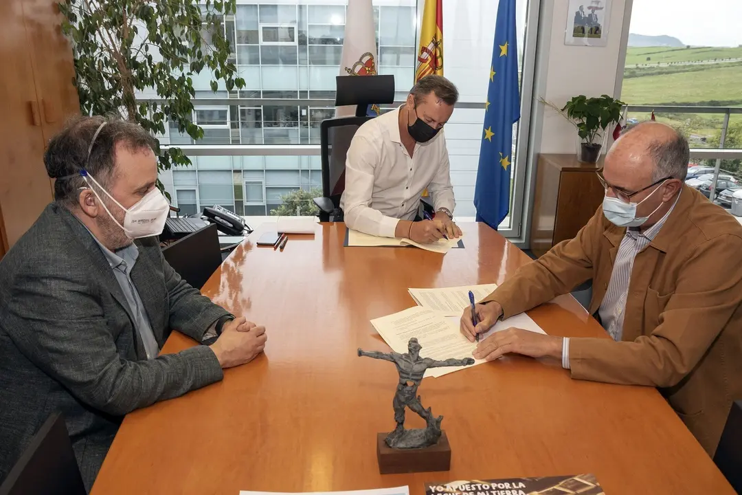 El consejero de Desarrollo Rural, Guillermo Blanco, firma un convenio con el presidente de la Red C&aacute;ntabra de Desarrollo Rural, Leoncio Carrascal.