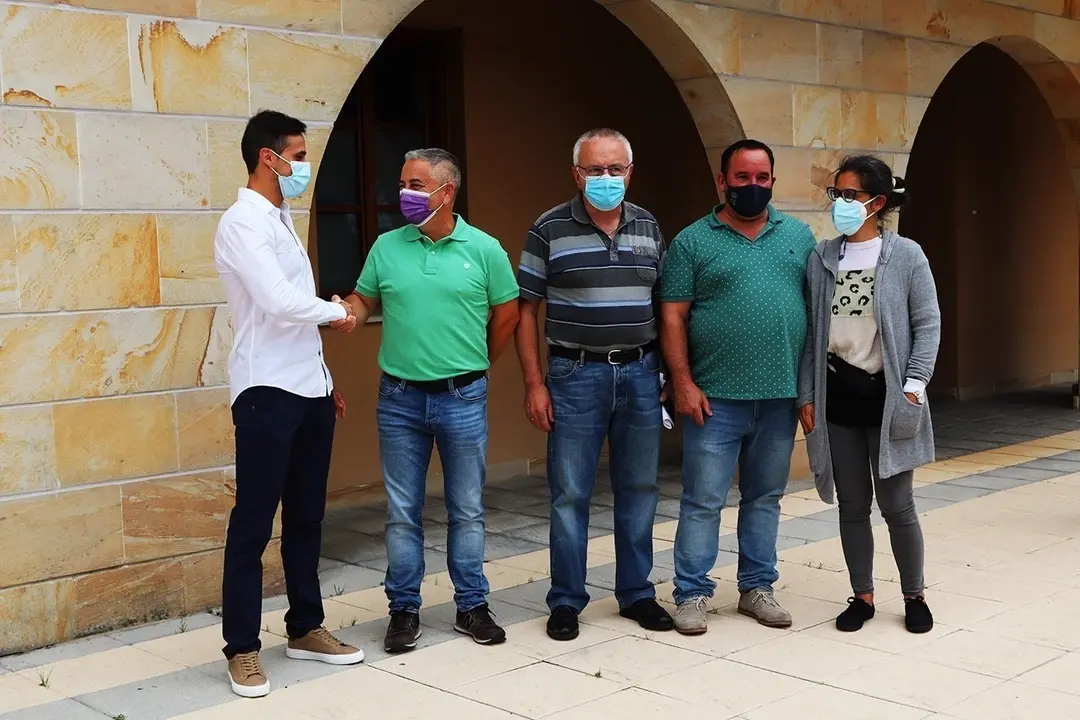 El reci&eacute;n elegido alcalde de Hazas de Cesto, Alejandro Llano, junto al segundo teniente de alcalde el socialista, Enrique Lastra Arredondo, y el resto de miembros del equipo de Gobierno, Jos&eacute; Mar&iacute;a Fern&aacute;ndez, M&oacute;nica Velasco y Alberto Cruz.