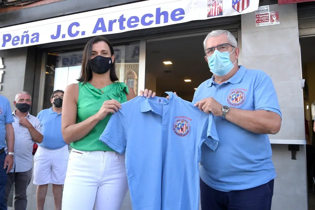 La alcaldesa en la inauguraci&oacute;n de la nueva sede de la Pe&ntilde;a Juan Carlos Arteche