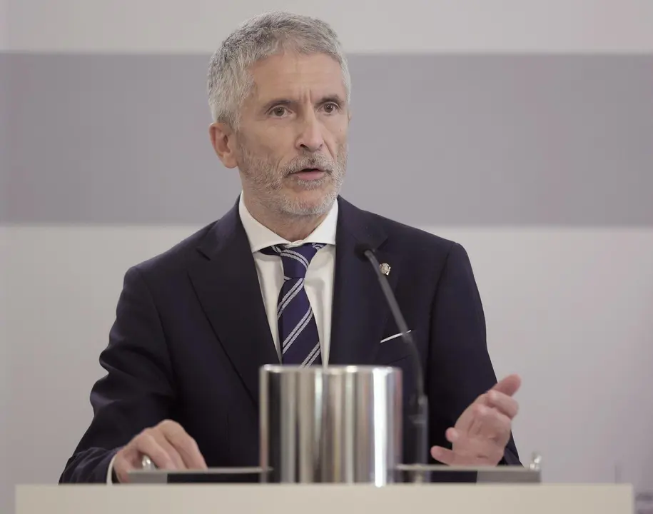 El ministro de Interior, Fernando Grande-Marlaska, comparece en rueda de prensa, despu&eacute;s de una reuni&oacute;n con su hom&oacute;logo serbio, en la sede del Ministerio, a 22 de julio de 2021, en Madrid (Espa&ntilde;a). Los ministros del Interior espa&ntilde;ol y serbio se re&uacute;nen est