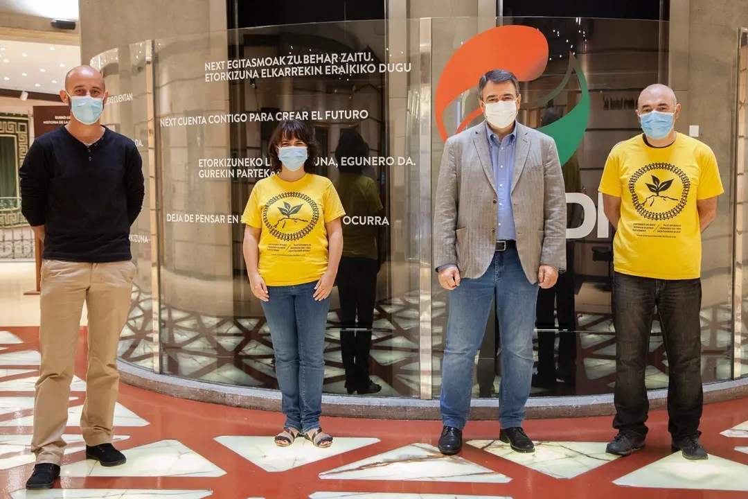 El portavoz del PNV en el Congreso, Aitor Esteban, con el portavoz jeltzale en Karrantza, Sergio Fern&aacute;ndez, y miembros de la Plataforma en Defensa del Tren Santander-Bilbao