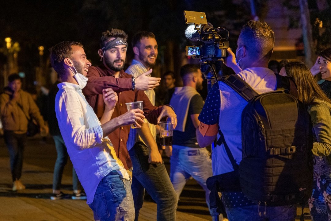 Archivo - Grupos de personas festejan en las calles de Barcelona durante el primer viernes sin toque de queda