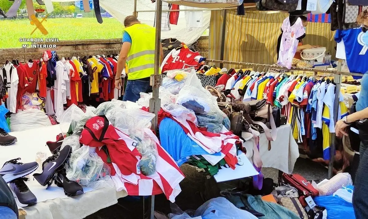 Puesto del mercadillo con art&iacute;culos falsificados