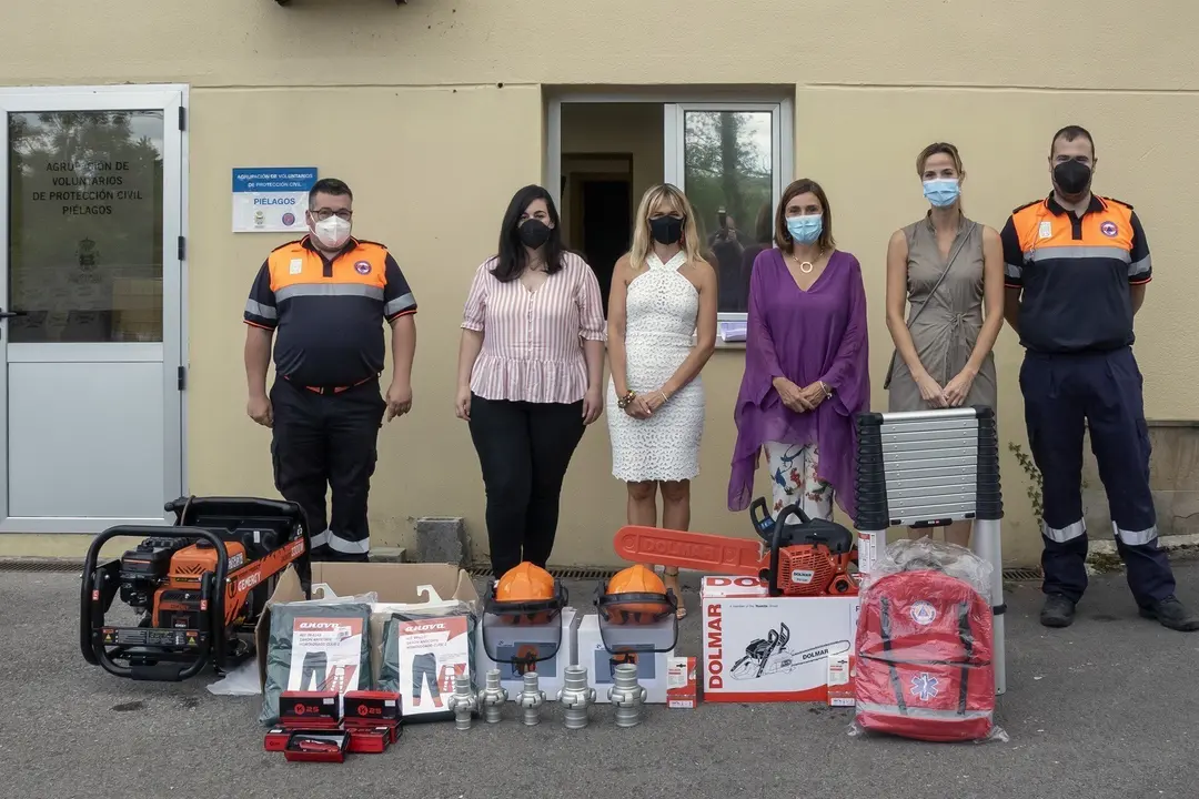 La Consejera De Presidencia, Interior, Justicia Y Acci&oacute;n Exterior, Paula Fern&aacute;ndez, Hace Entrega Del Material A La Agrupaci&oacute;n De Voluntarios Del Municipio De Pi&eacute;lagos.