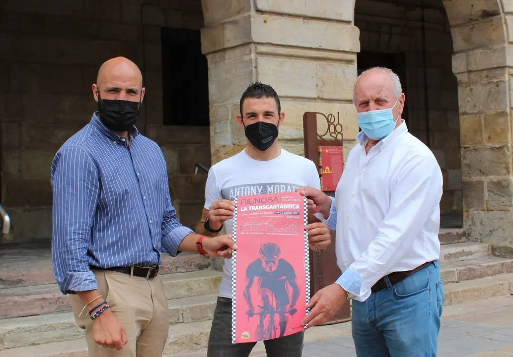 El concejal de Deportes y el alcalde en la presnetaci&oacute;n de la Transcant&aacute;brica