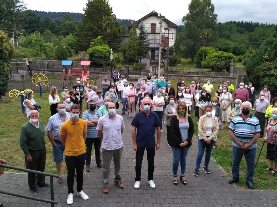 Acto de apoyo a los vecinos del Valle de Villaverde ante la "deficiente" atenci&oacute;n sanitaria que reciben