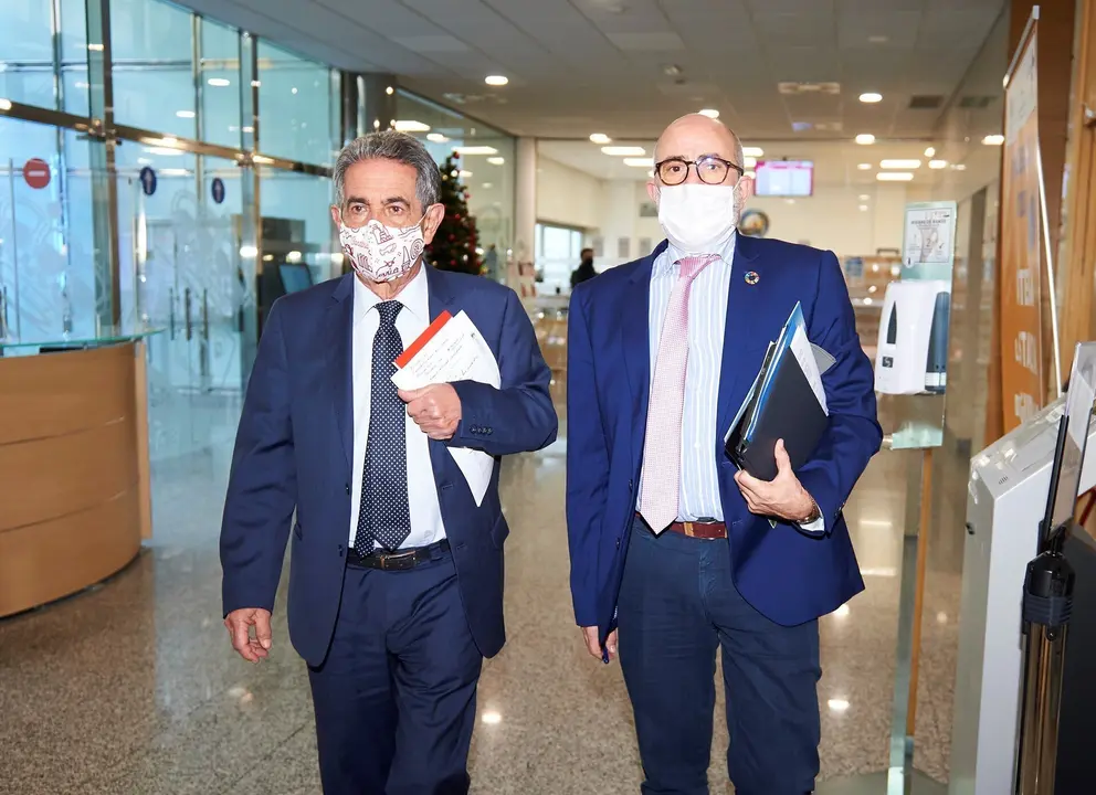 Archivo - El presidente de Cantabria, Miguel &Aacute;ngel Revilla (i) y el consejero de Sanidad de Cantabria, Miguel Rodr&iacute;guez (d) en el Gobierno.