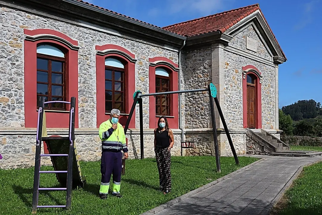 La alcaldesa Gema Perojo en el albergue juvenil de Ria&ntilde;o