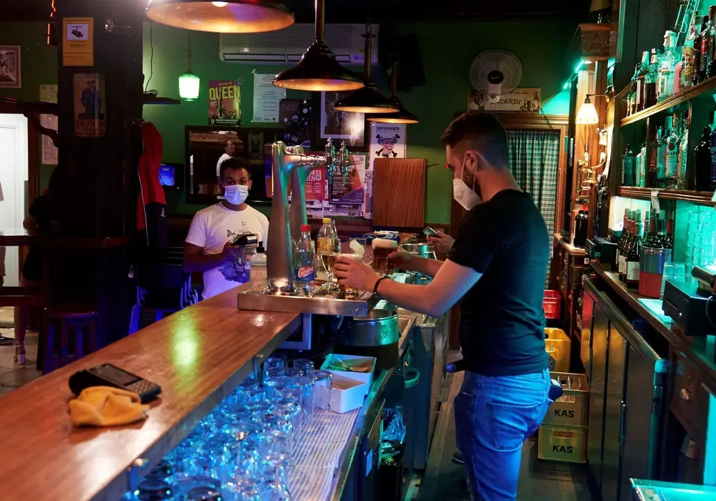 Un camarero en un bar