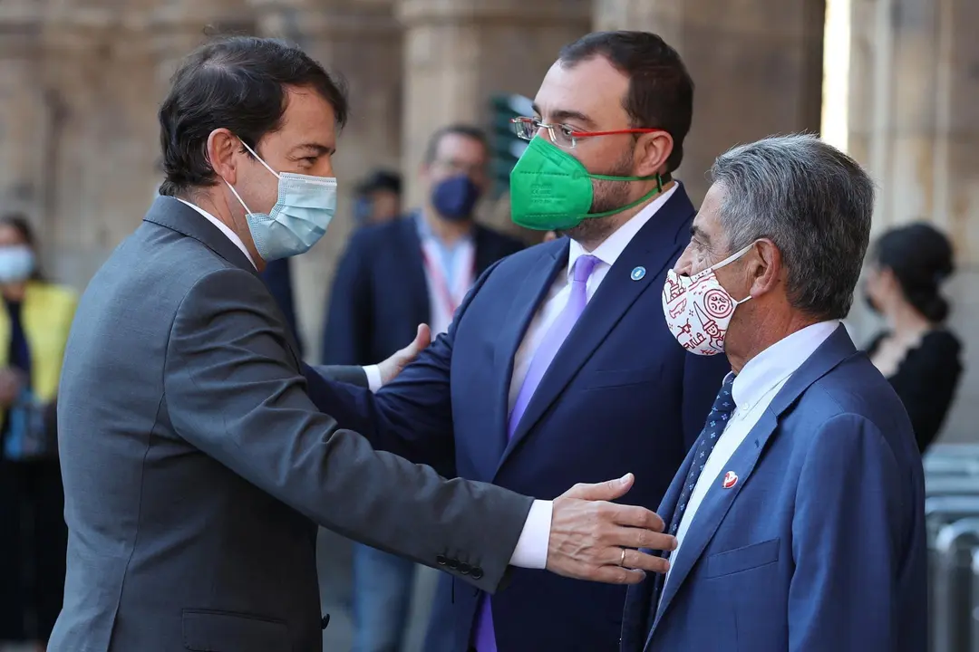 SALAMANCA, 30/07/2021.- El presidente de la Junta de Castilla y Le&oacute;n, Alfonso Fern&aacute;ndez Ma&ntilde;ueco (i) saluda a los presidentes de Cantabria, Miguel Angel Revilla (d), y de Asturias, Adri&aacute;n Barb&oacute;n, a su llegada a la XXIV Conferencia de Presidentes, el m&aacute;ximo &oacute;rgano pol&iacute;tico de coordinaci&oacute;n multilateral, que se celebra este viernes en el Convento de San Esteban, en Salamanca. EFE /JUANJO MARTIN
