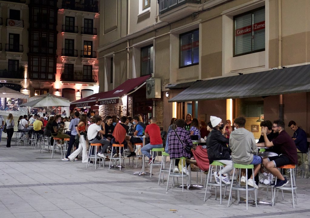 Ambiente en una calle de bares de Santander,