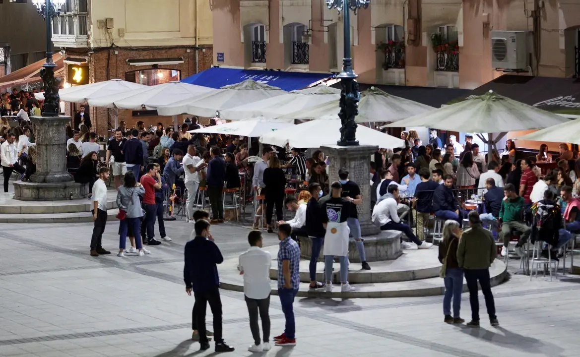 Ambiente en una calle de bares de Santander