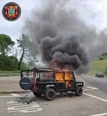 Incendio de veh&iacute;culo en la carretera