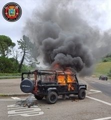 Incendio de vehículo en la carretera