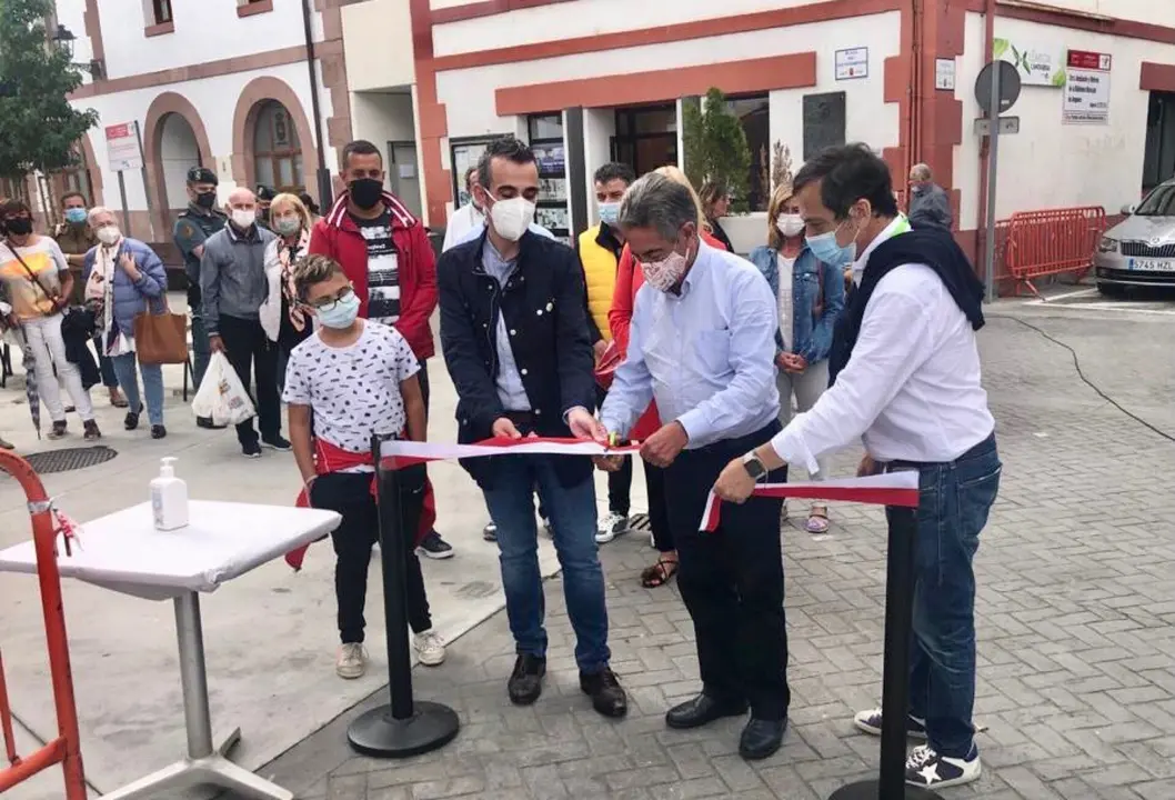 Revilla en una feria de productos agroalimentarios de Ampuero