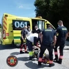 Efectivos sanitarios atienden a una mujer rescatada tras lesionarse en La Picota