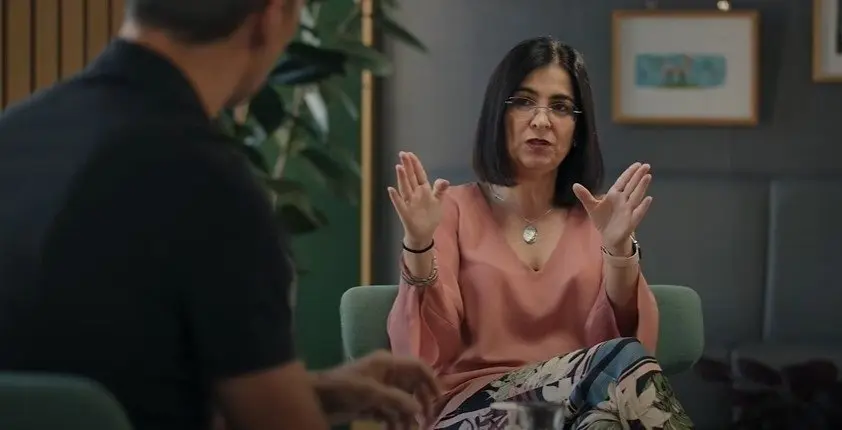 La ministra de Sanidad, Carolina Darias, en una entrevista en YouTube con David Calle (Unicoos).