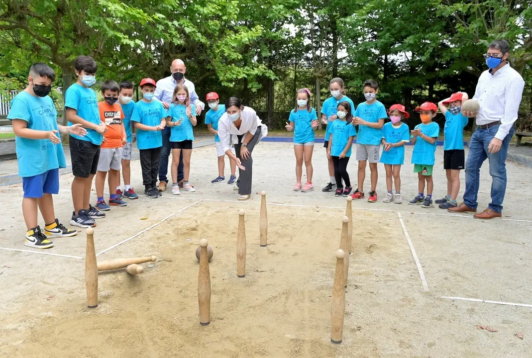 La alcaldesa visita el campus de bolos