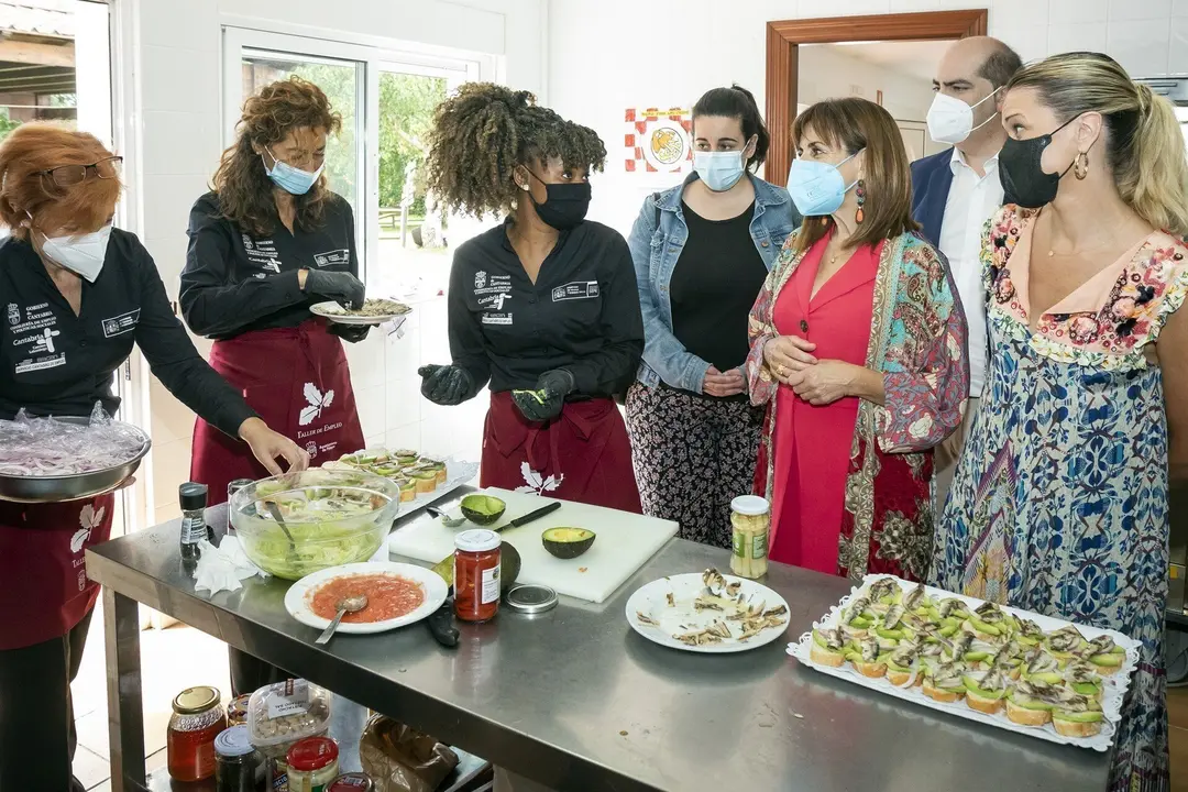 La consejera y la alcaldesa en la visita a las iniciativas de empleo en Pi&eacute;lagos