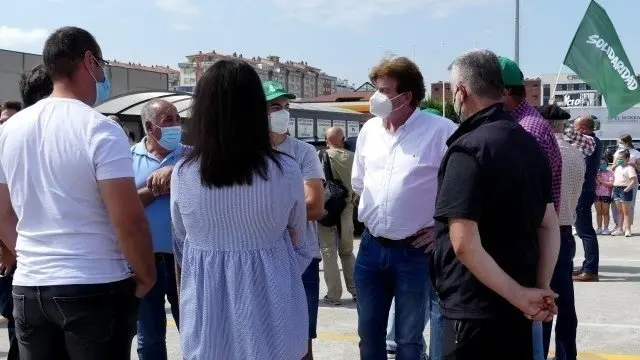 Representantes del PP en la concentraci&oacute;n de los agricultores para protestar por los precios bajos de la leche.