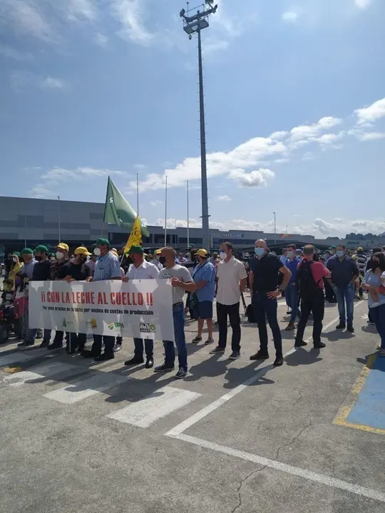 Gonzalo Revuelta y Juanvi Barqu&iacute;n en la concentraci&oacute;n frente a Makro.