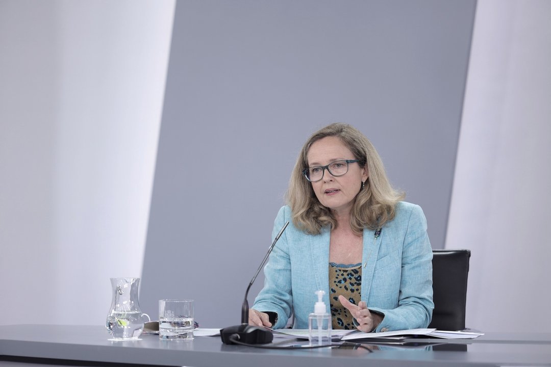 La vicepresidenta primera del Gobierno y ministra de Asuntos Económicos y Transformación Digital, Nadia Calviño, interviene en una rueda de prensa posterior al Consejo de Ministros celebrado en Moncloa, a 27 de julio de 2021, en Madrid (España). 